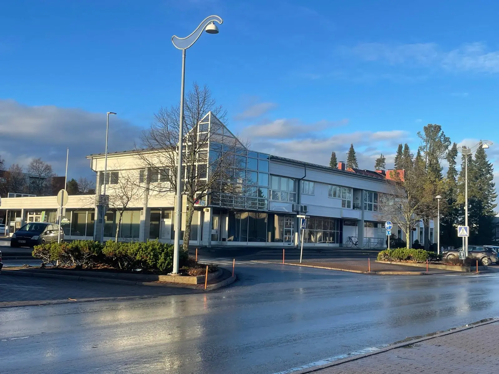 Topeeka 40 liiketilan julkisivu Kauhajoella – remontoitu ja valoisa katutason tila